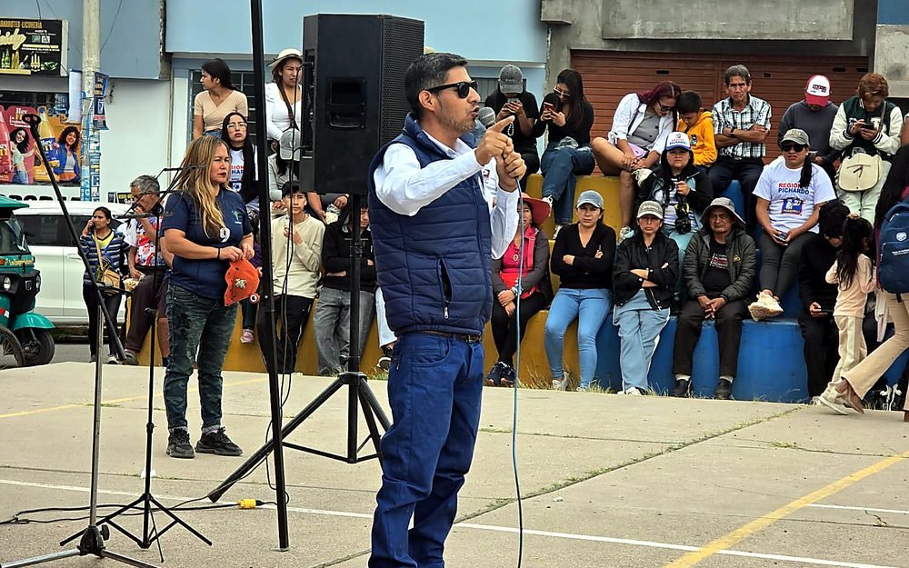 Encuentro con los vecinos en la plaza