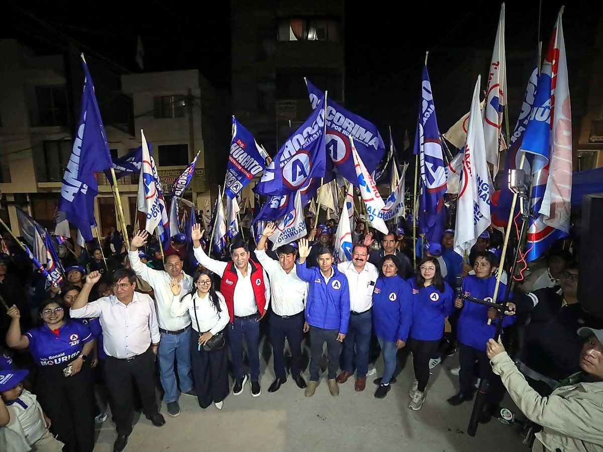 Mitin de campaña con banderas de Alianza para el Progreso
